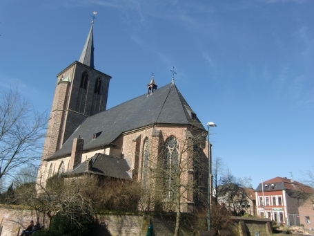 Brüggen-Born : Born ( gleichnamige Straße ), kath. Pfarrkirche St. Peter